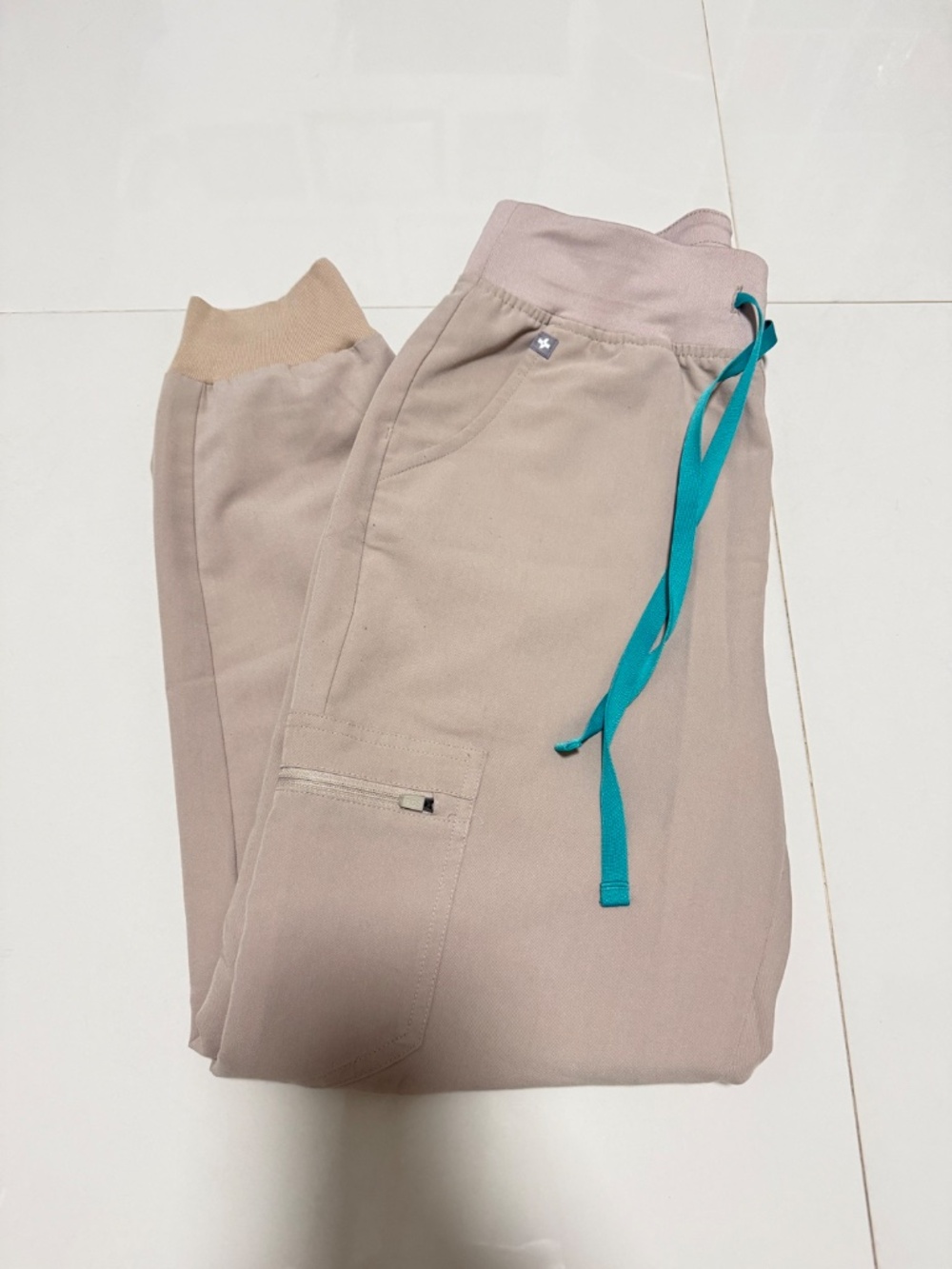 Petite Figs Scrub Zamora jogger S/P - SAND STONE